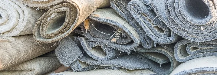 Ein Stapel alter Teppichrollen